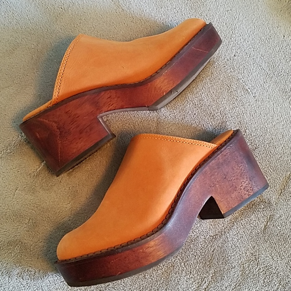 Vintage Steve Madden Suede Clogs sz 8